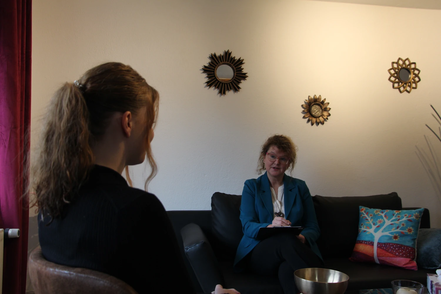 Silke Frömel im Gespräch mit einer Klientin in der Praxis